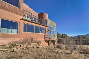 ClevelandにあるPeaceful New Mexico Retreat with Panoramic Mtn Viewsの側面にバルコニーがある建物 +29枚の写真