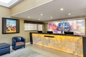 
The lobby or reception area at Best Western Plus Raffles Inn & Suites

