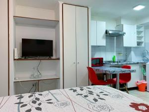 a room with a bed and a table and a kitchen at Depto Metro Cal y Canto (Estudio) in Santiago