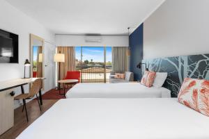 The Plaza Hotel Kalgoorlie客房内的一张或多张床位