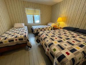 Un pat sau paturi într-o cameră la The Cary Mine House