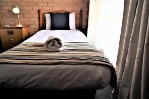 Postel nebo postele na pokoji v ubytování Golden Chain Aalana Motor Inn