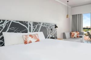 The Plaza Hotel Kalgoorlie客房内的一张或多张床位