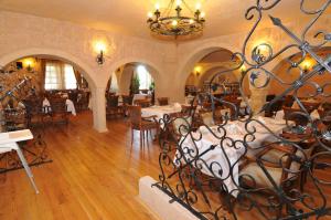 Un restaurante o sitio para comer en Alfina Cave Hotel-Special Category