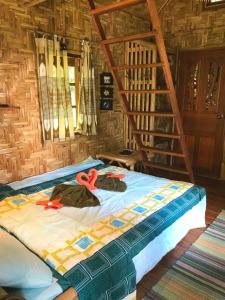 Ein Bett oder Betten in einem Zimmer der Unterkunft Love Nest Treehouse : Treehouse Holidays