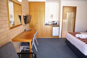 Kuchyň nebo kuchyňský kout v ubytování Golden Chain Aalana Motor Inn