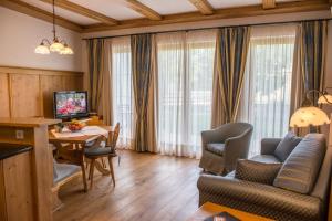salon z kanapą i stołem w obiekcie Abanico Appartements w mieście Seefeld in Tirol