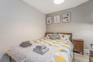 A bed or beds in a room at Relaxing & Cozy Studio Apartment - Oasis in the Heart of Edinburgh - Sleeps Up to 3 Guests