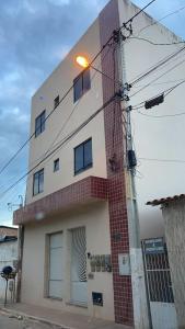 a tall white building with a lot of windows at Apartamento encantador em Seabra in Seabra