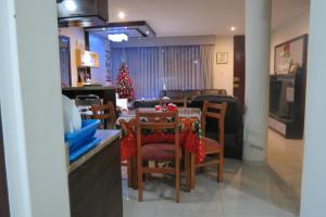 un restaurant avec un arbre de Noël, une table et des chaises dans l'établissement My Sweet House, à Arequipa