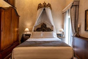 a bedroom with a king sized bed with a canopy at Villa Petriolo in Cerreto Guidi