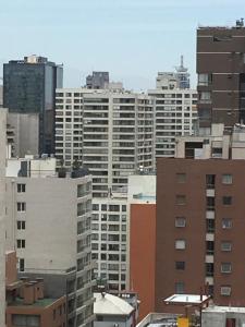 vistas a una ciudad con edificios altos en Depto Metro Cal y Canto (Estudio), en Santiago