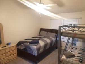 - une chambre avec un lit et un ventilateur de plafond dans l'établissement Somerset Villas 84, à Kissimmee