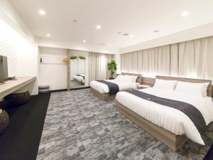 大阪市にあるH.B.P HOTEL のベッド2台とテレビがあるホテルの部屋 +37枚の写真