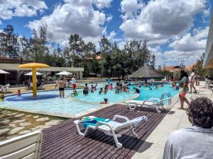 un groupe de personnes jouant dans une piscine dans l'établissement Flat 2A Hotel Monte Castelo Gravatá 2 quartos, à Bezerros