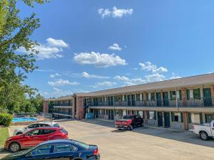 un edificio con coches estacionados en un estacionamiento en Green Gables Inn en Branson