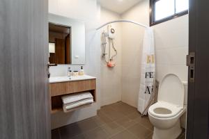 een badkamer met een toilet, een wastafel en een douche bij My Space @ Chaosua69 in Ban Pak Khlong Khwang