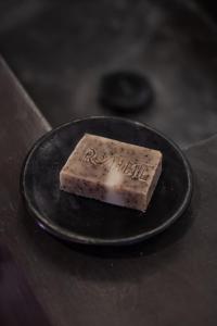 un morceau de fromage sur une plaque noire sur une table dans l'établissement Casa Rosamate, à Oaxaca