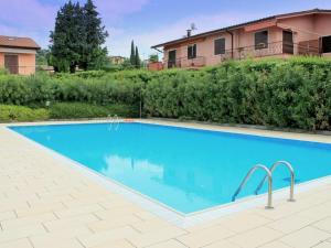 een groot blauw zwembad voor een huis bij Belvilla by OYO Bardolino Ventitre in Bardolino