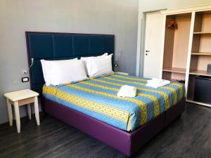 una camera con un grande letto con testiera blu di Hotel Gioia a Firenze