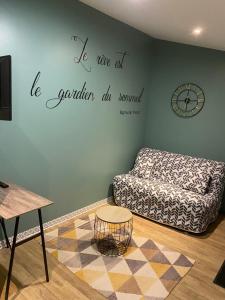 Ένα ή περισσότερα κρεβάτια σε δωμάτιο στο LE PATIO Studio-Terrasse Montbeliard-Centre