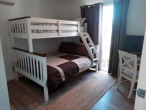 מיטה או מיטות קומותיים בחדר ב-Palm Breeze at Sunset Strip
