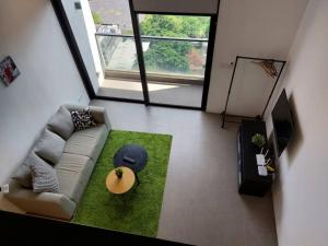 uma sala de estar com um sofá e uma mesa em KL Sentral Loft, EST Bangsar #1, LRT em Kuala Lumpur