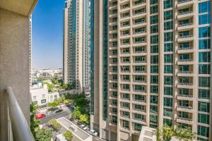 - Balcón con vistas a un edificio alto en 1BR Boulevard View 29 Blvd T2 Downtown en Dubái