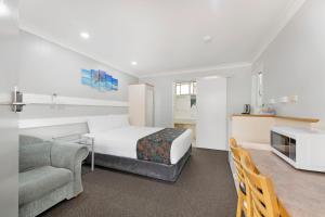 a hotel room with a bed and a couch at Best Western Bundaberg City Motor Inn in Bundaberg +19 photos
