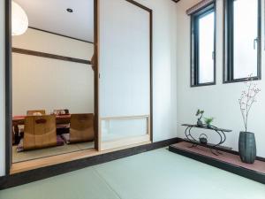 een kleedkamer met een spiegel en een tafel bij YADOYA Ryusenjicho in Tokyo