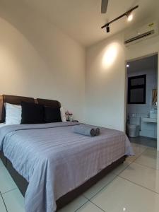 a bedroom with a large bed in a room at Conezion Residence Putrajaya nearby IOI City Mall in Putrajaya +7 photos