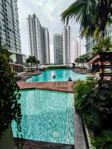 布城的住宿－Conezion Residence Putrajaya nearby IOI City Mall，一座位于城市的游泳池,有高大的建筑