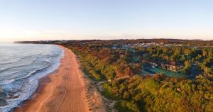 Una vista aérea de Diamond Beach Resort, Mid North Coast NSW