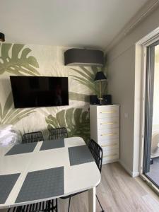 Televízia a/alebo spoločenská miestnosť v ubytovaní Piekny apartament przy plaży