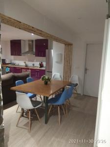 a kitchen and dining room with a wooden table and chairs at Apartamento T28 Edif Europa y parking gratuito in Sierra Nevada