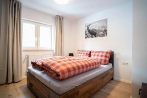Postel nebo postele na pokoji v ubytování Haus Fichtl, Alpenblick 402 oder Nebelhornblick 403