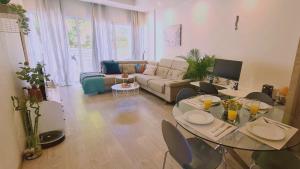 una sala de estar con una mesa y un sofá en STAY Downtown Retreat, en Limassol