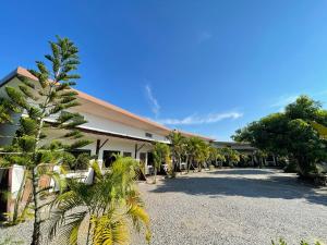 un bâtiment avec beaucoup de palmiers devant lui dans l'établissement Kevin Resort, à Thang Kwian