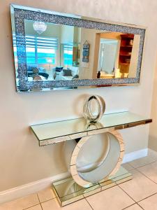 baño con espejo y aseo en Castle Beach Resort Condo Penthouse or 1BR Direct Ocean View -just remodeled- en Miami Beach