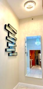 une pile de livres sur un mur à côté d'un miroir dans l'établissement Castle Beach Resort Condo Penthouse or 1BR Direct Ocean View -just remodeled-, à Miami Beach