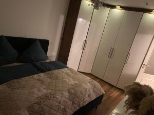 Llit o llits en una habitació de Geräumige und schöne Wohnung direkt in der Lübecker Innenstadt