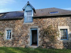 Saint-Jean-sur-Mayenne的住宿－Gîte Saint-Jean-sur-Mayenne, 3 pièces, 4 personnes - FR-1-600-191，一座古老的石头房子,设有窗户和门