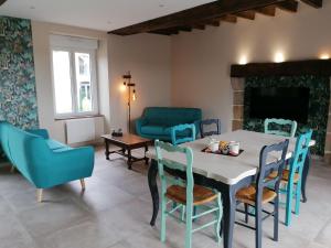 Gîte Cossé-le-Vivien, 4 pièces, 6 personnes - FR-1-600-124 في Cossé-le-Vivien: غرفة طعام مع طاولة وكراسي ومدفأة