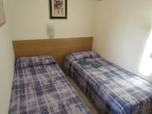 um quarto com duas camas num quarto em Beach front apartment with sea view - Beahost em Bibione