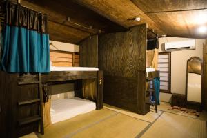 Двох'ярусне ліжко або двоярусні ліжка в номері Osaka Guest House U-En