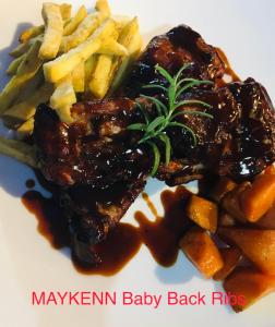 talerz jedzenia z mięsem i frytkami w obiekcie Maykenn Beach w mieście Ocoy