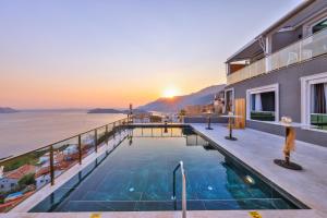 una casa con piscina con vistas al mar en Un Amor Kaş, en Kas