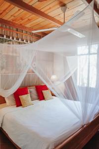 Postel nebo postele na pokoji v ubytování La Vieille Cheminée, Tropical Farm & Eco-Lodges + 37 fotografií
