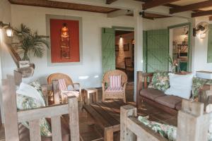 Posezení v ubytování La Vieille Cheminée, Tropical Farm & Eco-Lodges