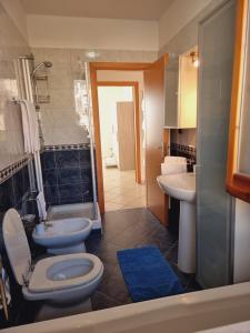łazienka z 2 toaletami, prysznicem i umywalką w obiekcie NickyHouse Holiday Home w mieście Giffoni Sei Casali +37 zdjęć
